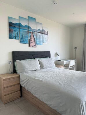 1 chambre, bureau, fer et planche à repasser, lit de bébé portatif