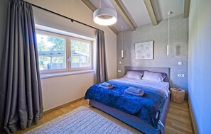 5 bedrooms, iron/ironing board, free WiFi