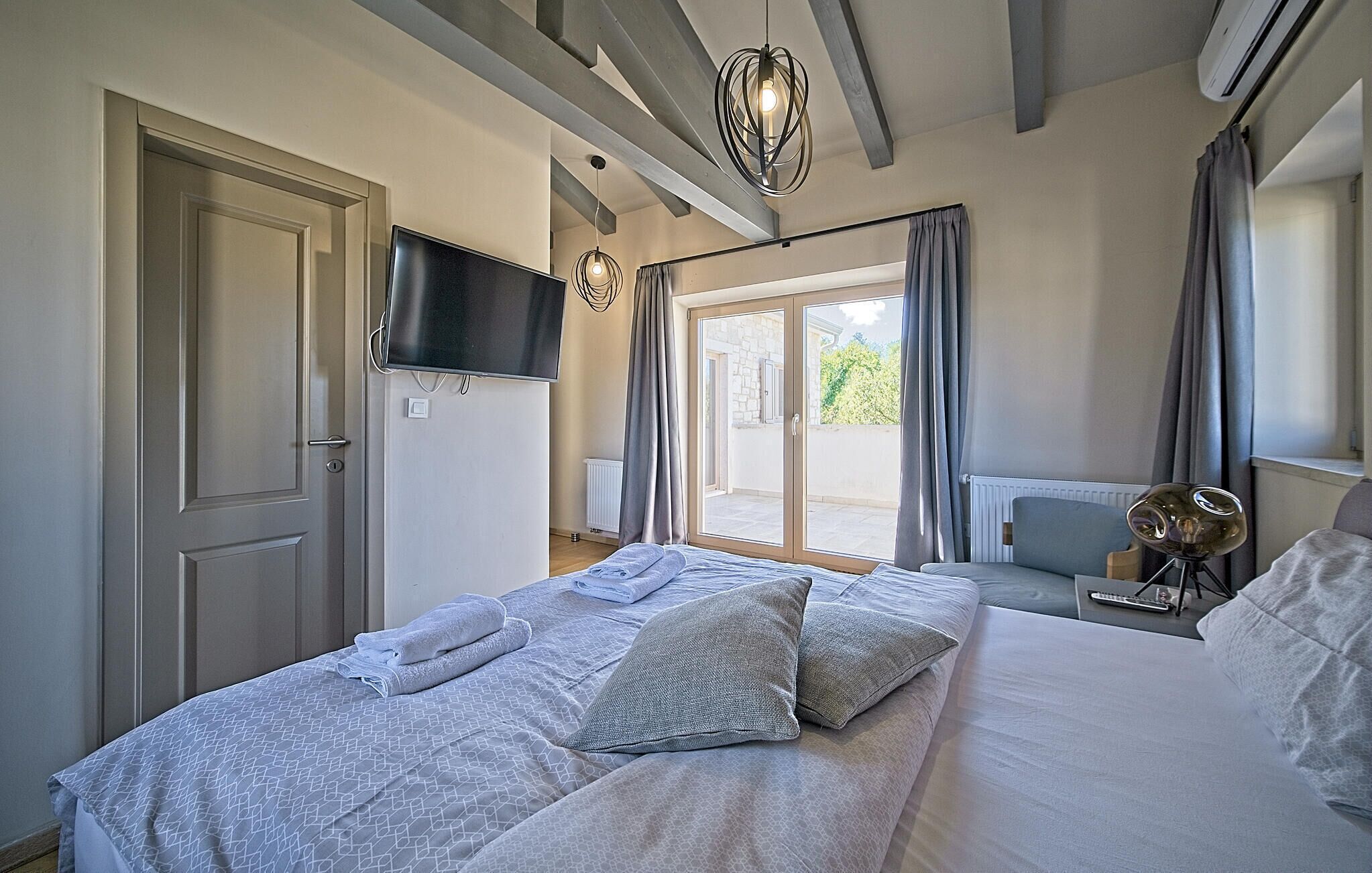 5 bedrooms, iron/ironing board, free WiFi