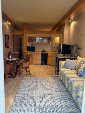 Smart TV, books - Charming 1-bedroom condo, 5 min drive to beach  in fabulous Palm Coast, Florida (Palm Coast)