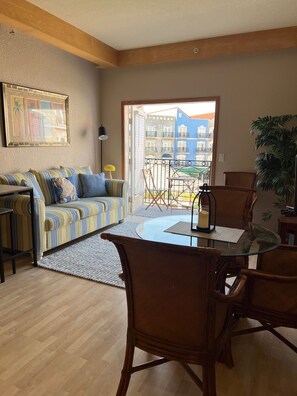 Smart TV, books - Charming 1-bedroom condo, 5 min drive to beach in fabulous Palm Coast, Florida (Palm Coast)