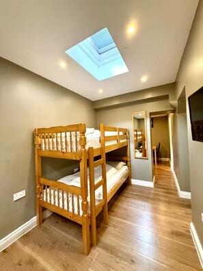 Economy Quadruple Room | Iron/ironing board, bed sheets - Ebury House (London)