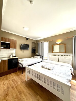 Economy Studio | Iron/ironing board, bed sheets - Ebury House (London)