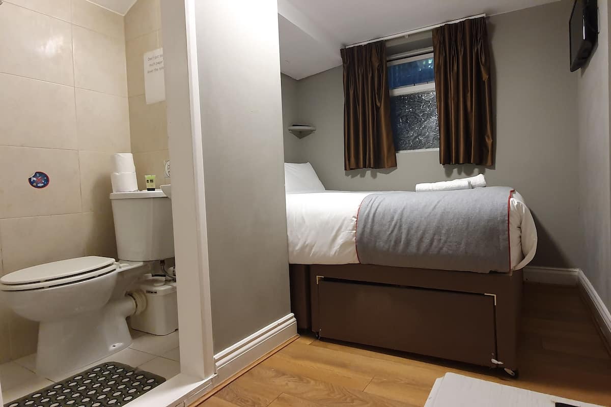Iron/ironing board (on request), bed sheets