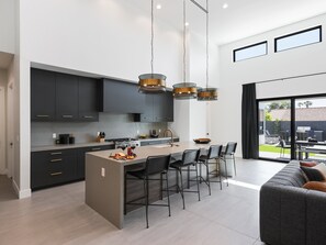 House (5 Bedrooms) | Interior