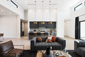 House (5 Bedrooms) | Interior