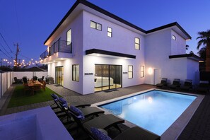 House (6 Bedrooms) | Front of property