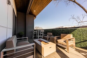 Interior - Broadway Getaway-rooftop Patio-mins to The Gulch (Nashville)