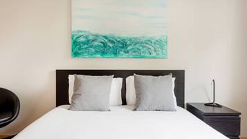 2 bedrooms, iron/ironing board, internet, bed sheets