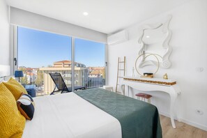 1 dormitori, planxa i posts de planxar, Internet i roba de llit 