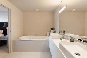 Sèche-cheveux, serviettes fournies