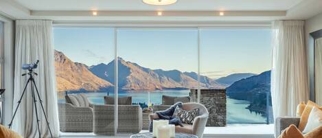 Smart TV, chimenea, estéreo, oficina