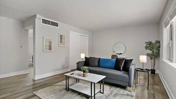 Apartemen Klasik, 1 kamar tidur | Area keluarga | Televisi 55-inci dengan saluran TV digital dan layanan streaming