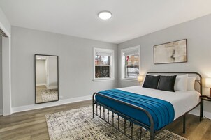 Escritorio, tabla de planchar con plancha y wifi gratis 