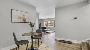 Classic Apartment, 1 Bedroom | In-room dining