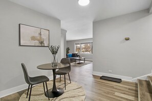 Classic Apartment, 1 Bedroom | In-room dining