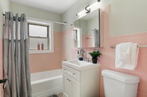 Classic Apartment, 1 Bedroom | Bathroom | Combined shower/tub, free toiletries, hair dryer, towels