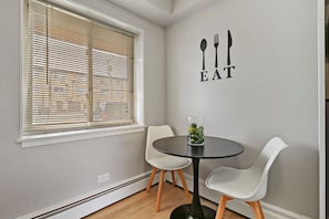 Comfort Apartment, 1 Bedroom | In-room dining