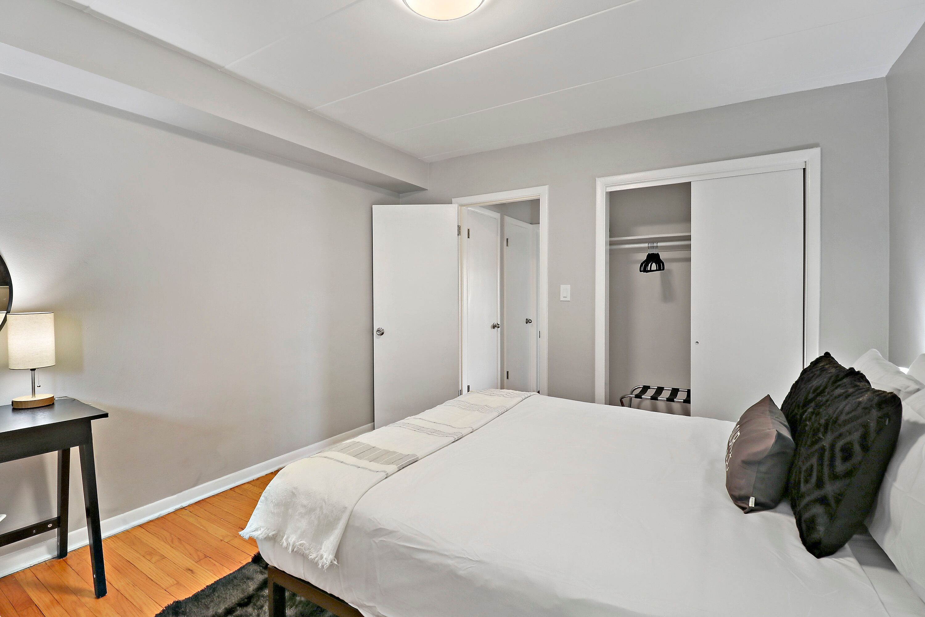 Escritorio, tabla de planchar con plancha y wifi gratis 