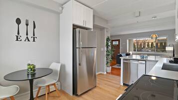 Comfort Apartment, 1 Bedroom | Private kitchen | Fridge, microwave, oven, stovetop