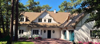 Spacious & bright new villa in forest, close to downtown, golf courses and beach
