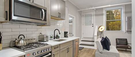 Appartement classique, 1 grand lit | Cuisine privée | Réfrigérateur, four à micro-ondes, un four, surface de cuisson