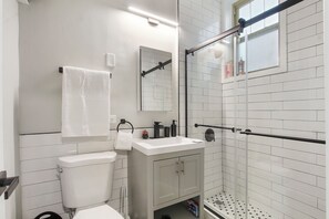 Departamento clásico, 1 cama Queen size | Baño | Regadera, secadora de cabello, toallas, shampoo 
