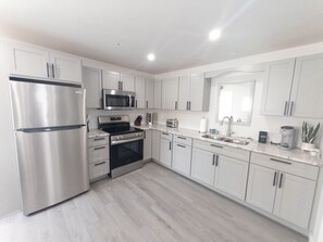Fridge, microwave, oven, stovetop - Modern Marvel-Newly Renovated (Fort Fairfield)