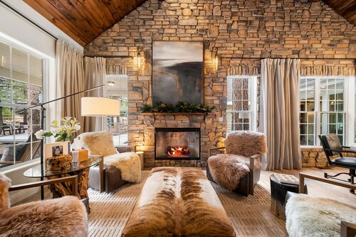 Lux Cabin-Hot Tub-Gourmet kitchen-Theater & Game Den!