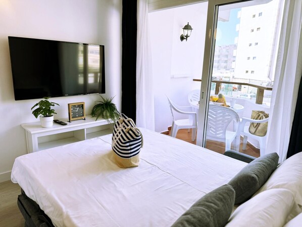 Tabla de planchar con plancha, internet y ropa de cama 