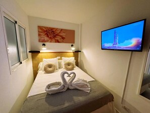 Tabla de planchar con plancha, internet y ropa de cama 