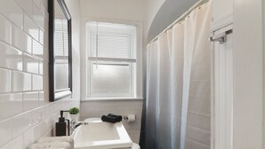 Leilighet – deluxe, 2 soverom | Bad | Kombinert dusj/badekar, toalettartikler (inkludert) og hårføner