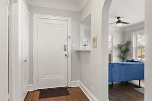 Interior entrance - Chic 2BR Apt in Skokie - Elm 3A (Skokie)