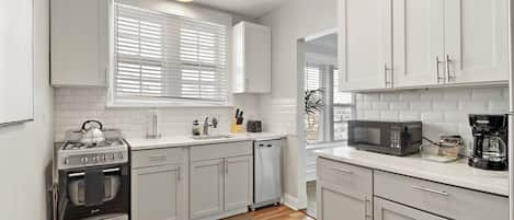 Deluxe Apartment, 2 Bedrooms | Private kitchen