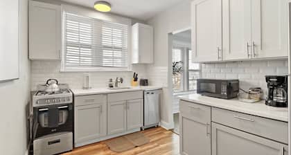 Chic 2BR Apt in Skokie - Elm 3A