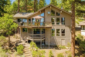 A two-story cabin with a balcony and a covered patio area. - Crystal View by Avantstay Al Fresco Dining w/ View of Lake Tahoe + Crystal Bay (Incline Village)