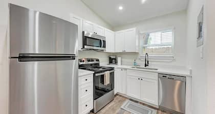 Charming studio with WiFi and AC in Austin