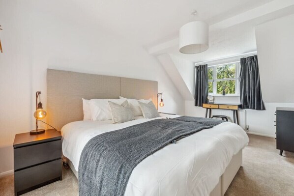 4 Schlafzimmer, Schreibtisch, Bügeleisen/Bügelbrett, kostenloses WLAN