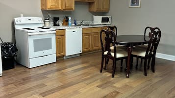 Micro-ondes, four, plaque de cuisson, lave-vaisselle