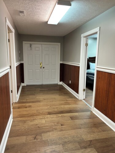 Spacious 3 bedroom apartment 3 miles from Wolf Creek Dam. Pet friendly!