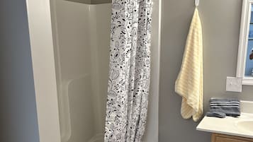 Serviettes fournies, savon, papier toilette