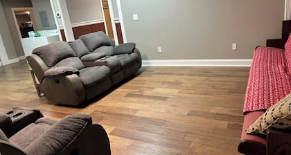 Spacious 3 bedroom apartment 3 miles from Wolf Creek Dam. Pet friendly!