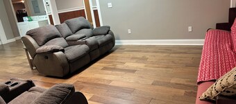 Spacious 3 bedroom apartment 3 miles from Wolf Creek Dam. Pet friendly!