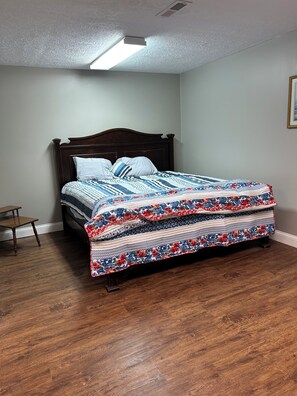 3 bedrooms, free WiFi, bed sheets - Spacious 3 bedroom apartment 3 miles from Wolf Creek Dam. Pet friendly! (Jamestown)
