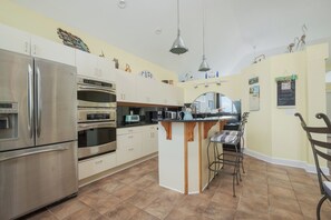 Geladeira, micro-ondas, cooktop, lava-louças