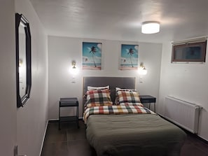 Een strijkplank/strijkijzer, wifi, beddengoed