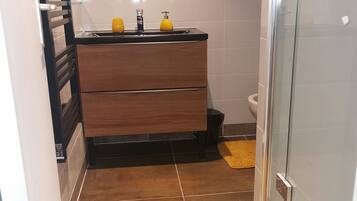 Regadera, toallas, jabón, papel de baño