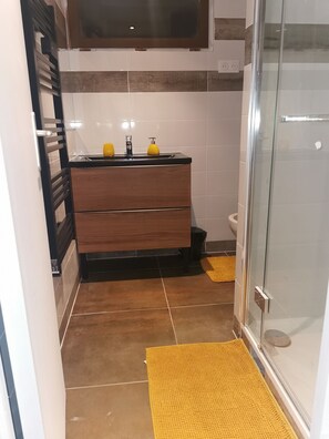 Douche, serviettes fournies, savon, papier toilette