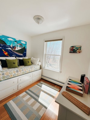 5 habitaciones, escritorio, tabla de planchar con plancha y wifi