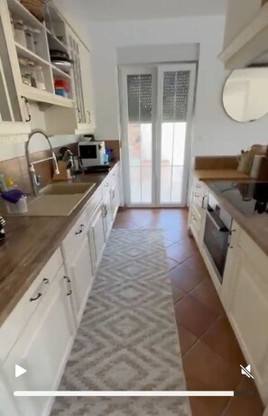 Een microgolfoven, een oven, een kookplaat, een vaatwasser